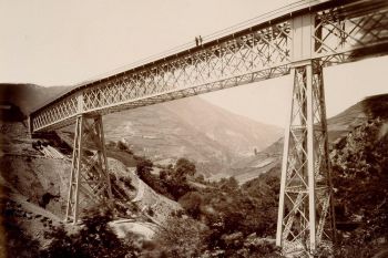 Viaducto de Parana (1884). Fotografía incluida en el álbum "Inauguración de la línea de Asturias", 15 de agosto de 1884: Ferrocarriles de Asturias, Galicia y León